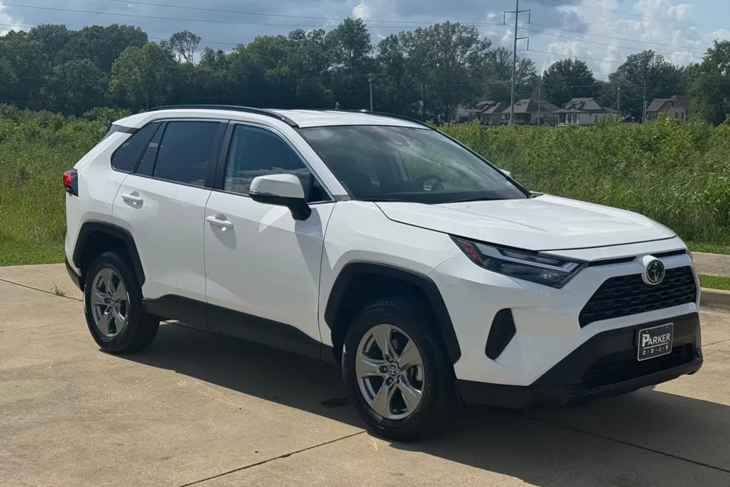 2023 Toyota RAV4 XLE photo 1