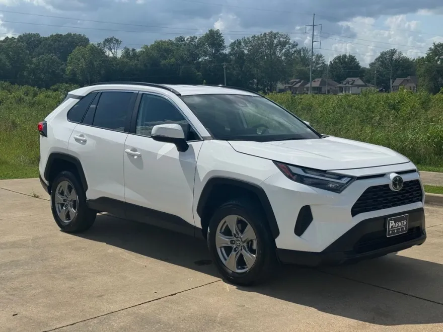 2023 Toyota RAV4 XLE photo 1