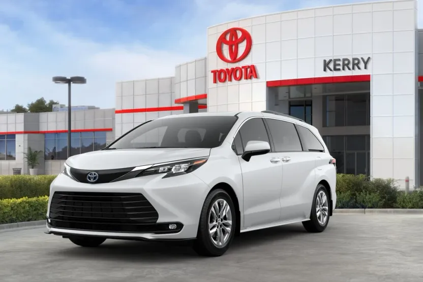 2025 Toyota Sienna XLE photo 1