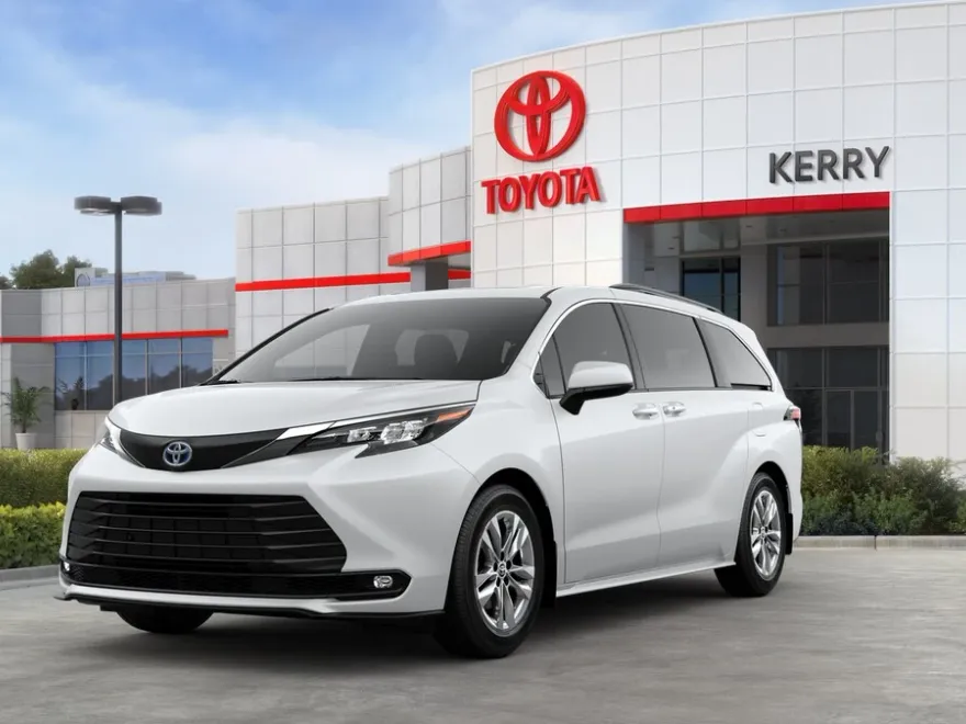 2025 Toyota Sienna XLE photo 1