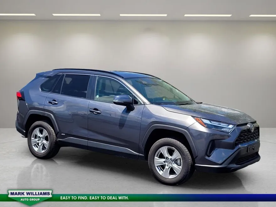 2024 Toyota RAV4 Hybrid XLE photo 1