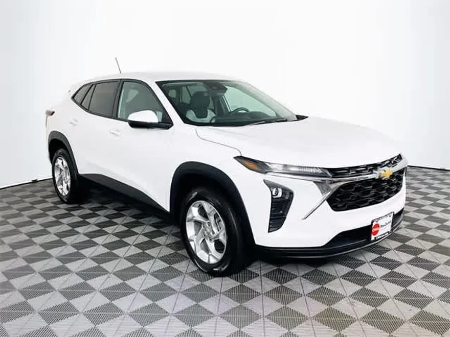 2024 Chevrolet Trax LS photo 1
