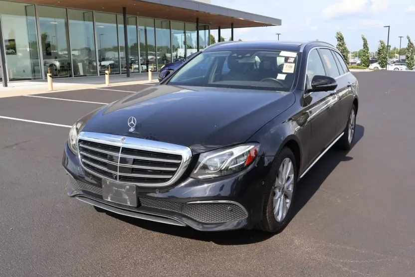 2017 Mercedes Benz E 400 4MATIC photo 1