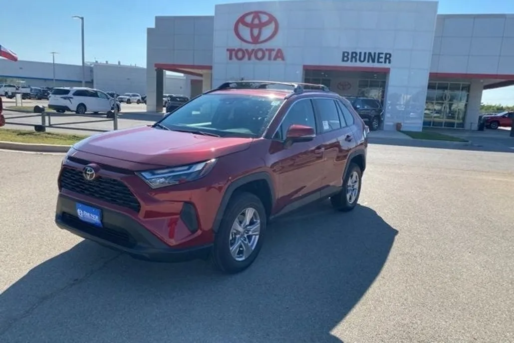2025 Toyota RAV4 XLE photo 1