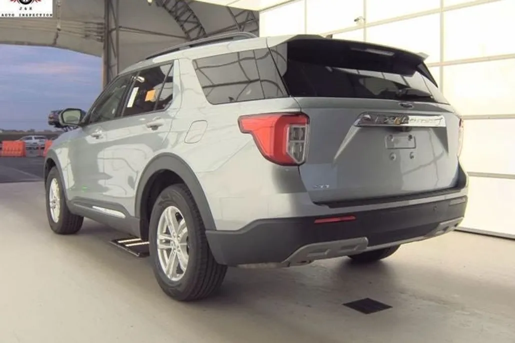 2023 Ford Explorer XLT photo 1