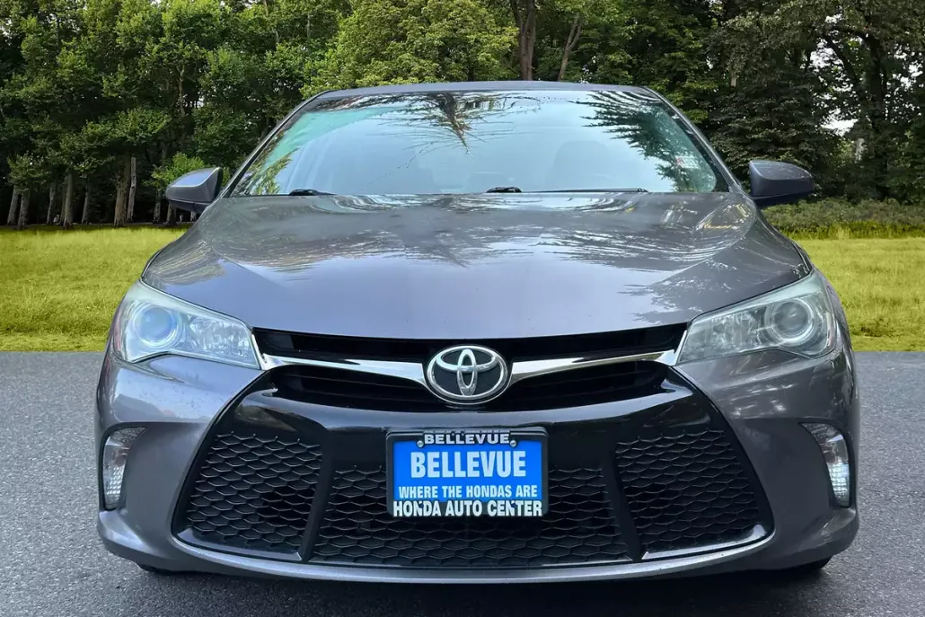 2016 Toyota Camry SE photo 1
