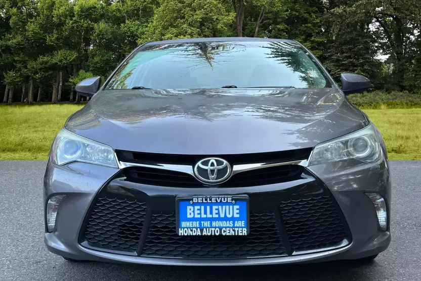 2016 Toyota Camry SE photo 1