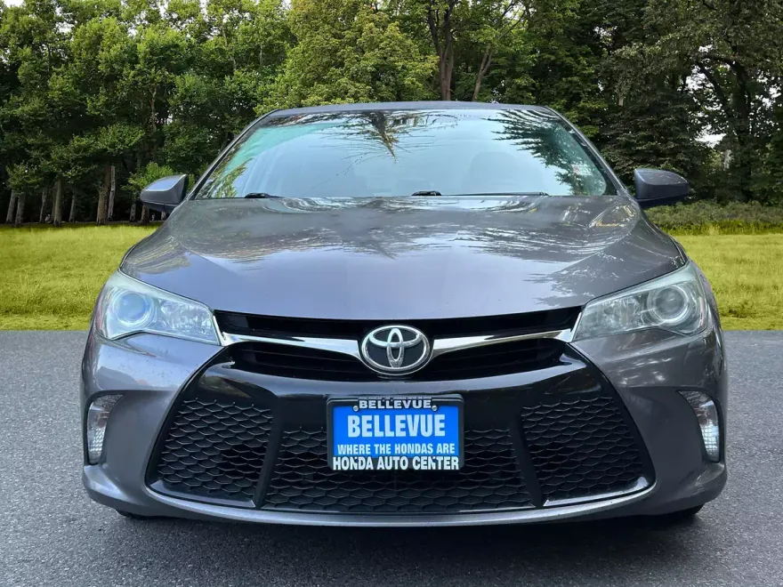 2016 Toyota Camry SE photo 1