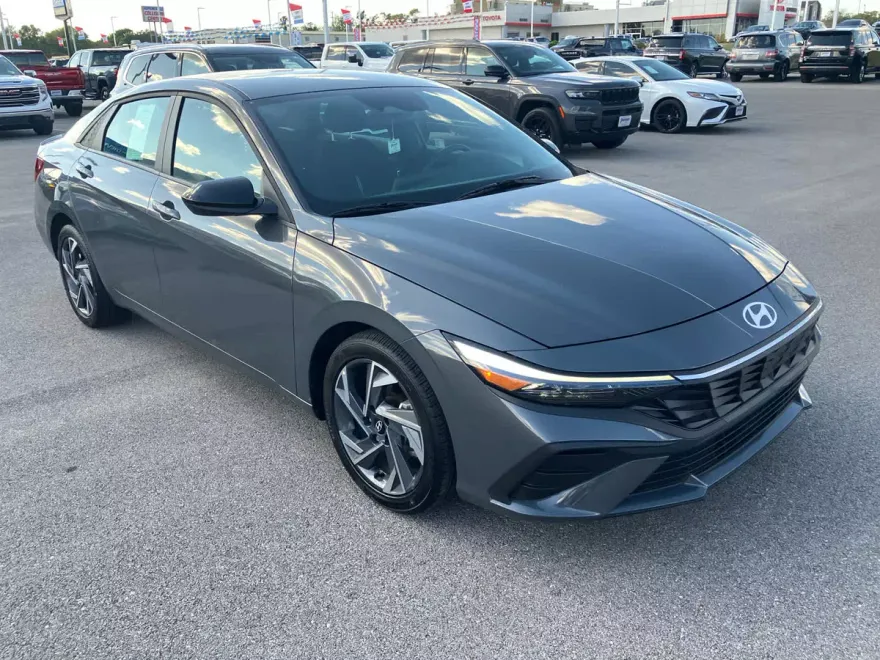 2025 Hyundai Elantra SEL Sport photo 1