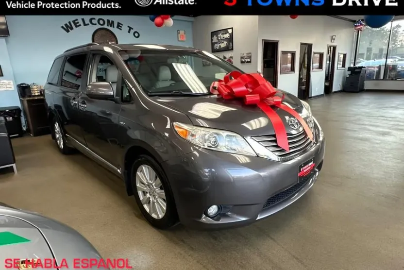 2017 Toyota Sienna Limited XLE Premium photo 1