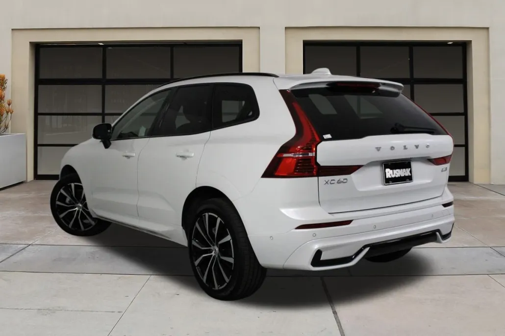 2025 Volvo XC60 B5 Plus photo 1