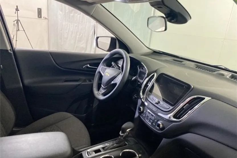 2023 Chevrolet Equinox LT photo 1