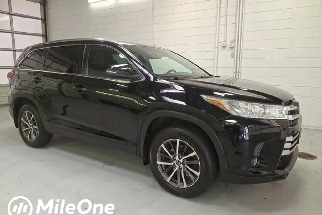 2019 Toyota Highlander XLE photo 1