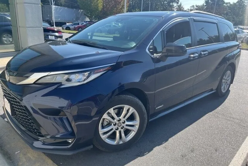 2021 Toyota Sienna XSE photo 1