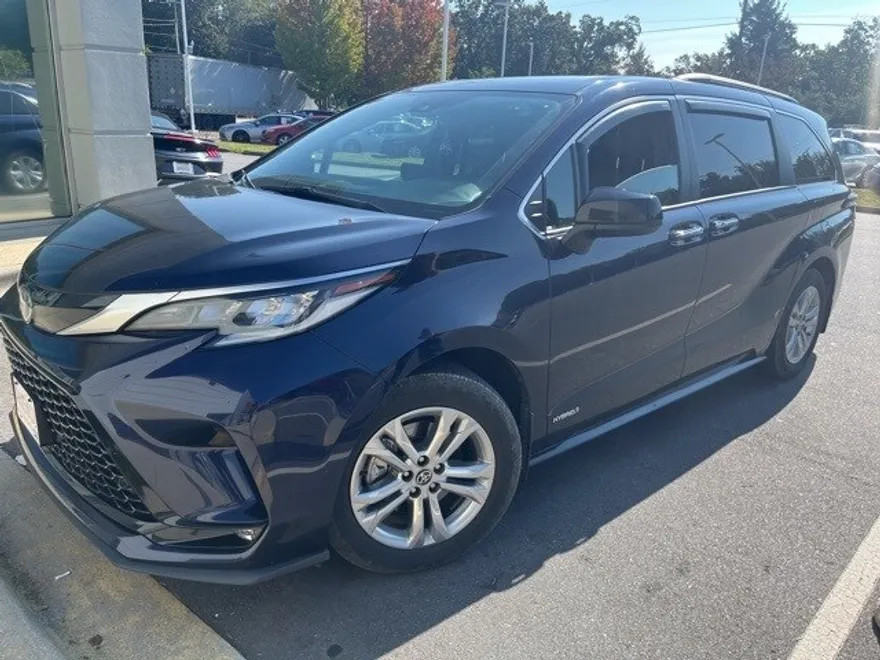 2021 Toyota Sienna XSE photo 1
