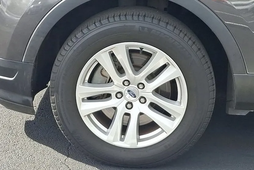 2019 Ford Explorer XLT photo 1