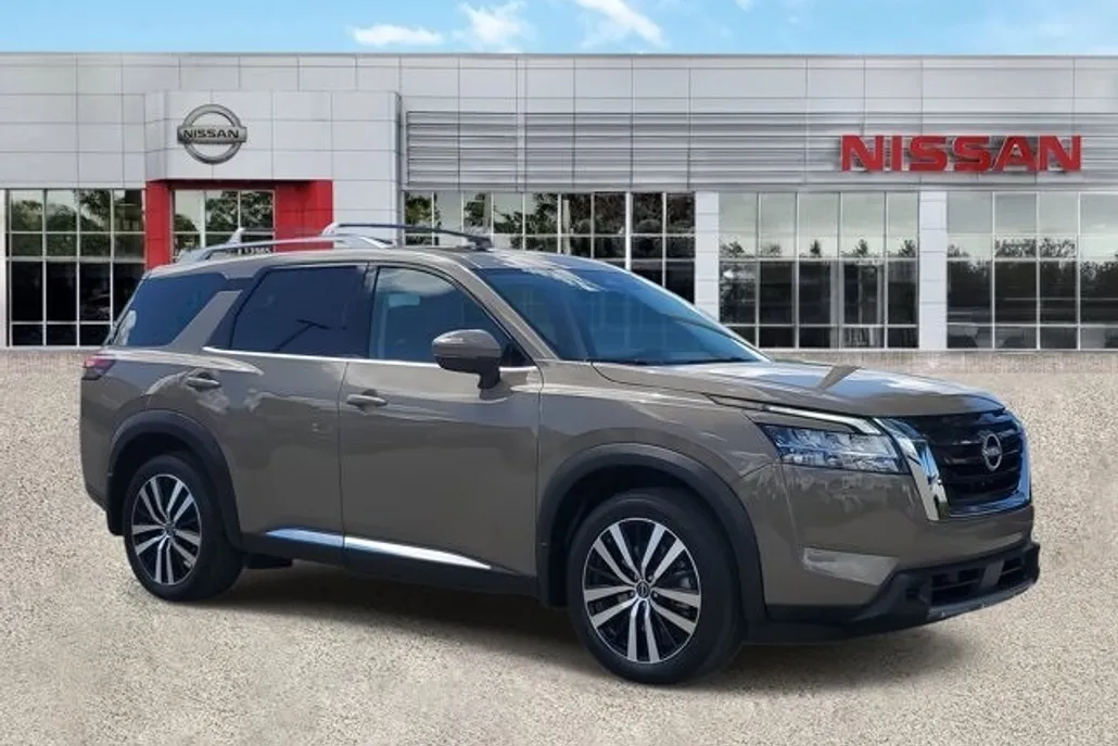 2024 Nissan Pathfinder Platinum photo 1