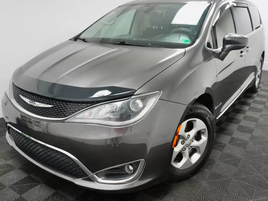 2017 Chrysler Pacifica Touring Plus photo 1