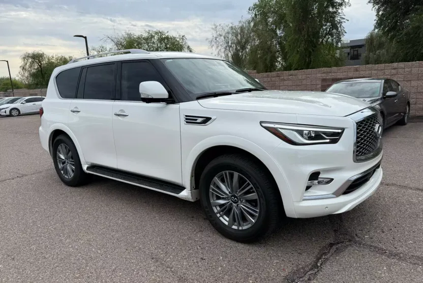 2023 Infiniti QX80 Luxe photo 1