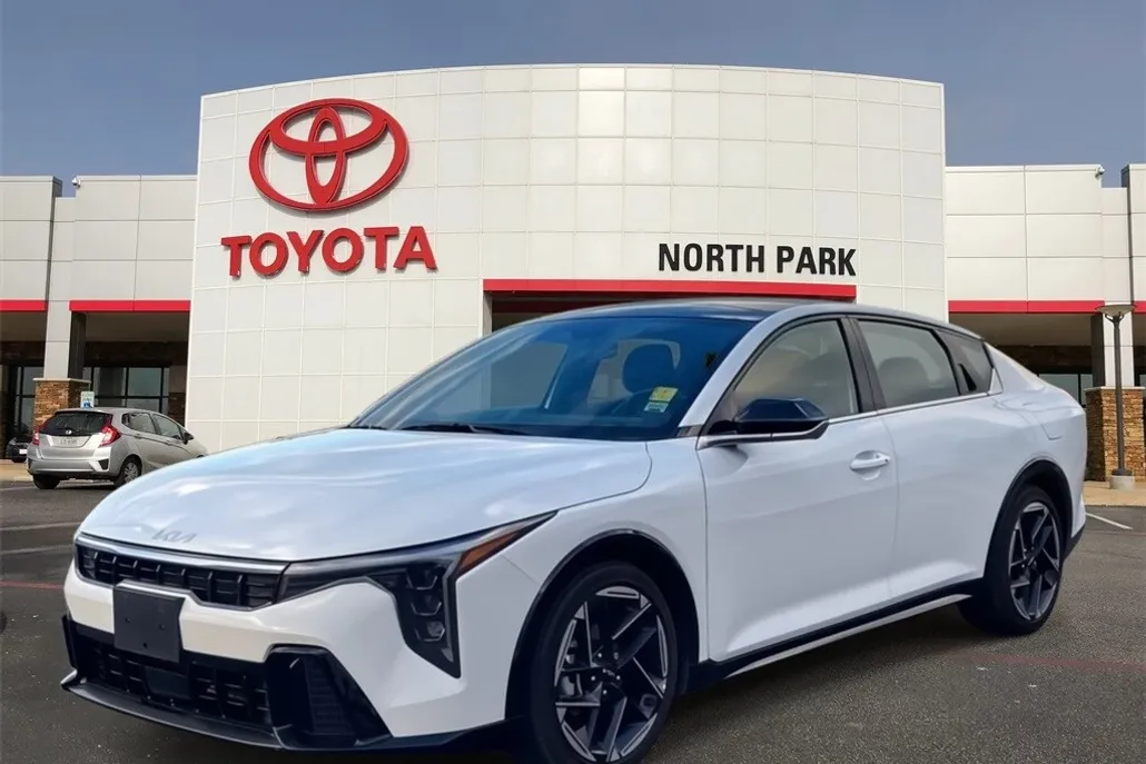 2025 Kia K4 GT-Line photo 1