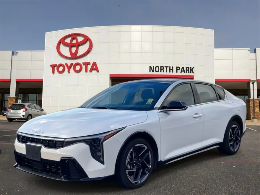 2025 Kia K4 GT-Line photo 1