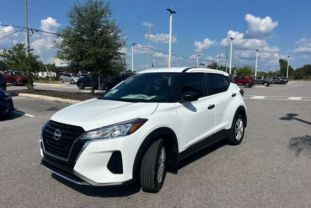 2025 Nissan Kicks Play S photo 1