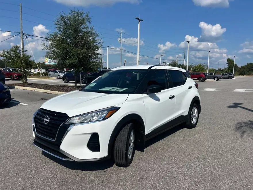 2025 Nissan Kicks Play S photo 1