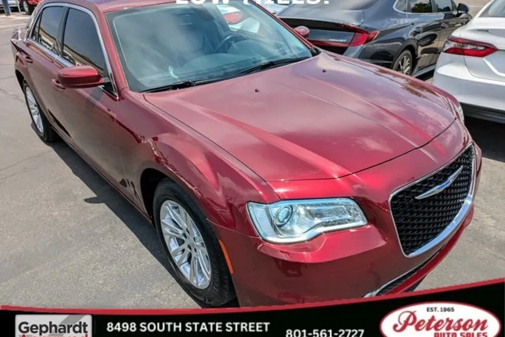 2019 Chrysler 300 Touring L photo 1
