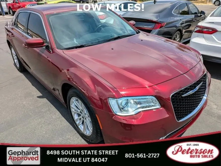 2019 Chrysler 300 Touring L photo 1