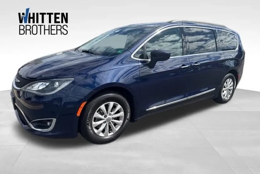 2017 Chrysler Pacifica Touring L photo 1
