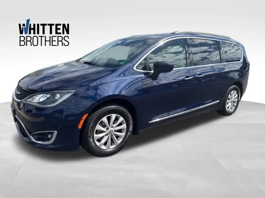 2017 Chrysler Pacifica Touring L photo 1