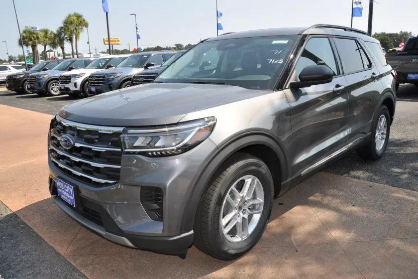 2025 Ford Explorer photo 1