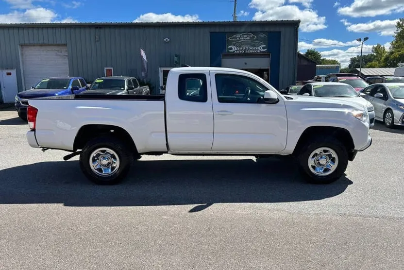 2017 Toyota Tacoma SR photo 1