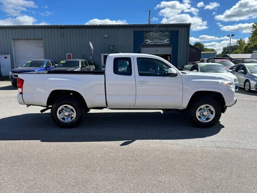 2017 Toyota Tacoma SR photo 1