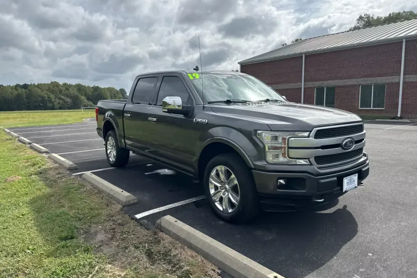 2019 Ford F-150 Platinum photo 1