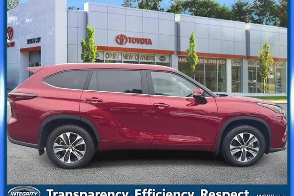 2024 Toyota Highlander XLE photo 1
