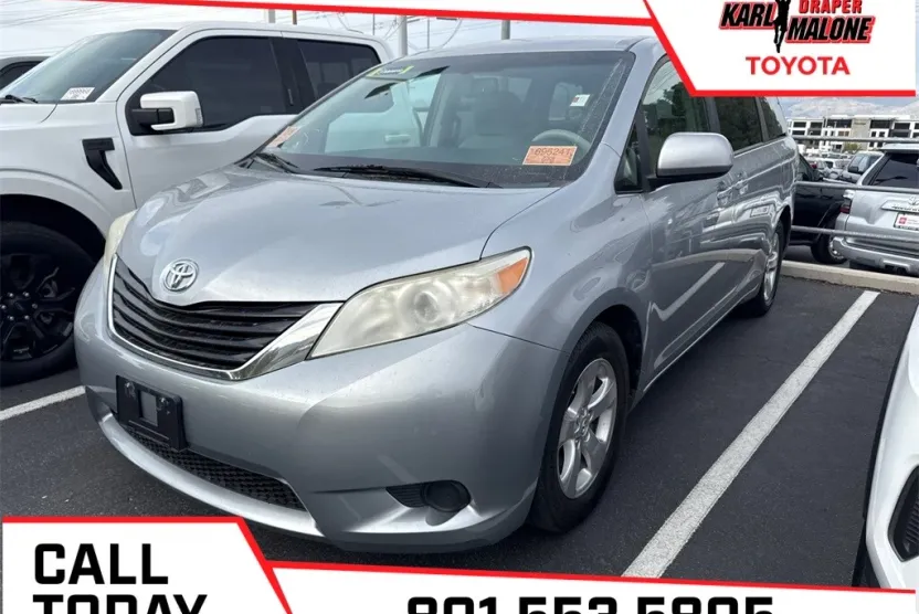 2014 Toyota Sienna LE photo 1