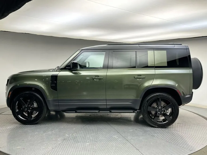 2026 Land Rover Defender 110 photo 1