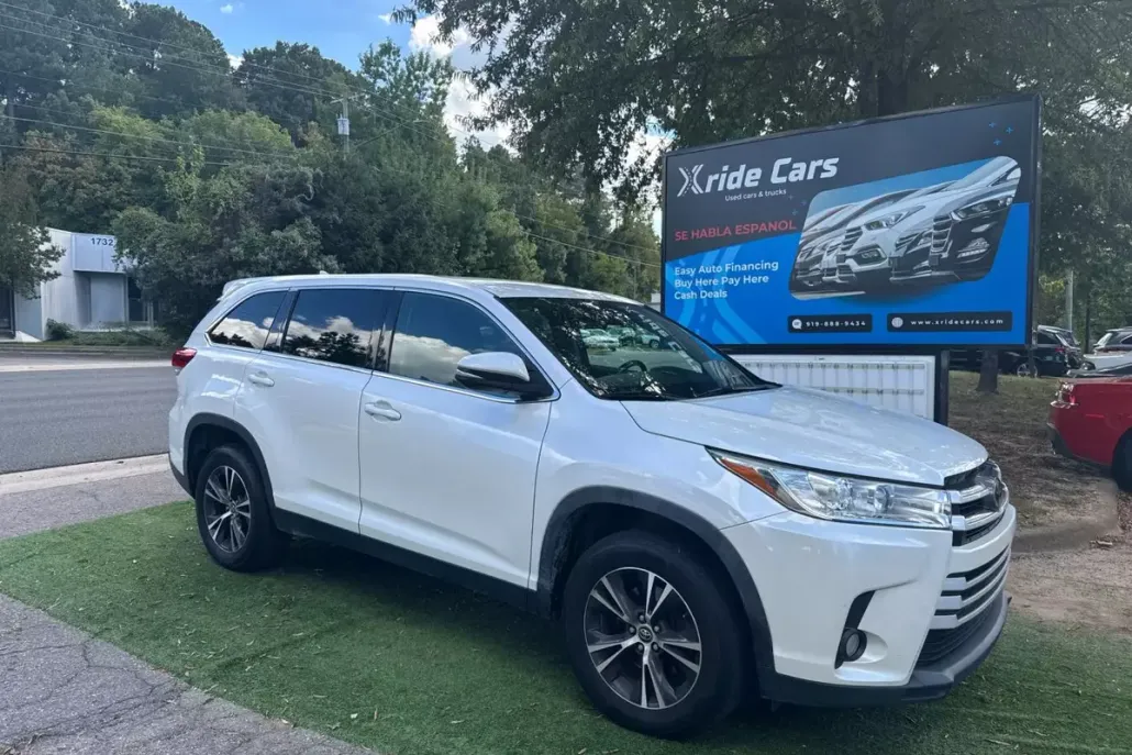2019 Toyota Highlander LE Plus Sport photo 1
