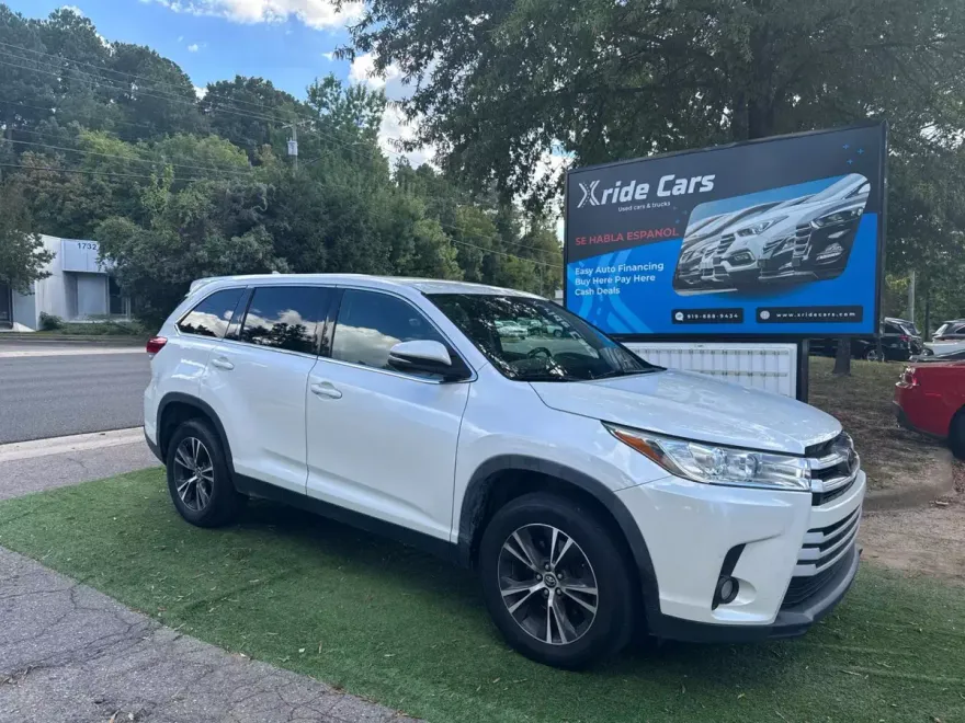 2019 Toyota Highlander LE Plus Sport photo 1