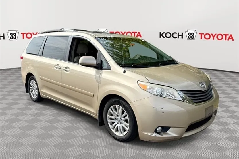 2013 Toyota Sienna XLE photo 1