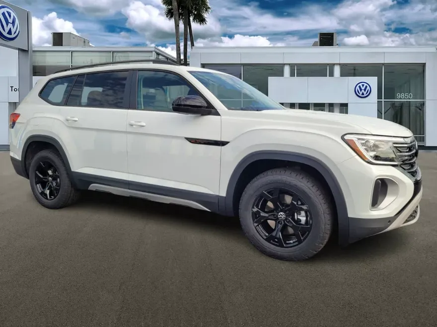 2025 Volkswagen Atlas SE Technology Peak Edition photo 1