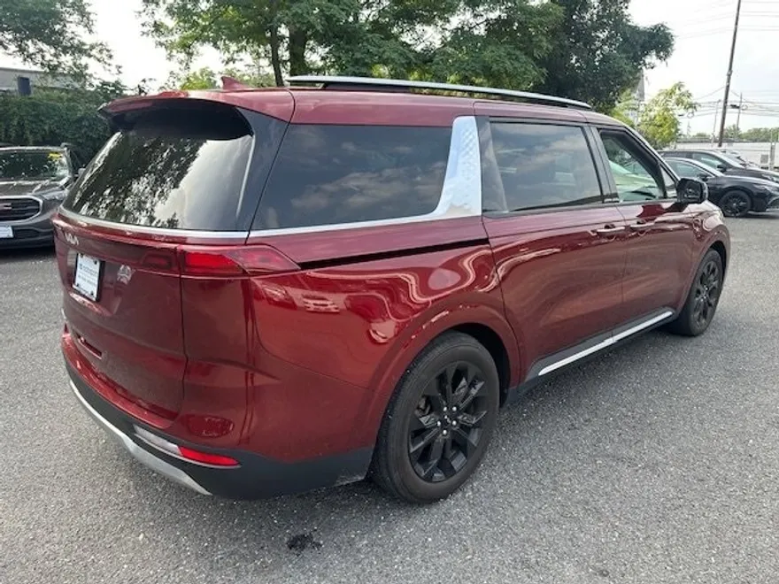 2022 Kia Carnival SX photo 1
