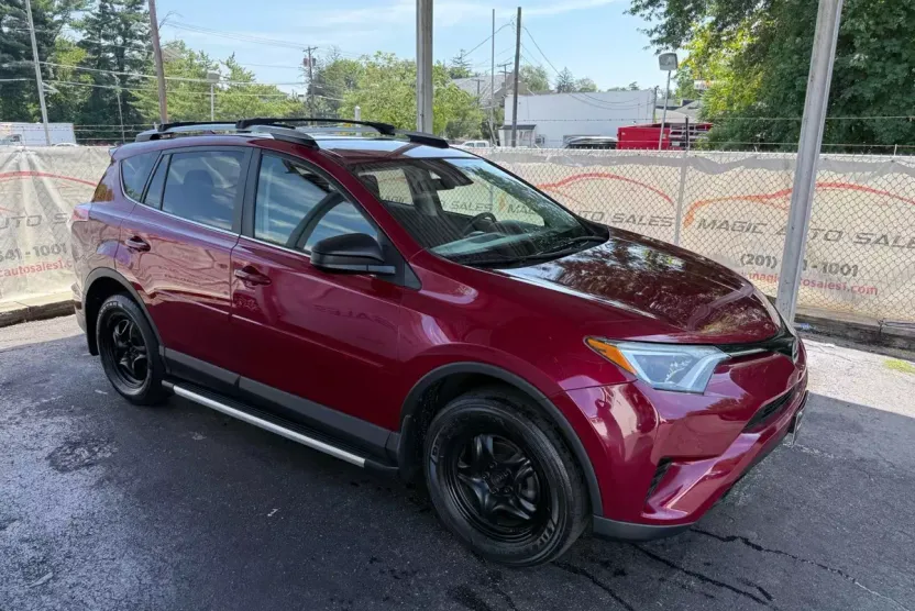 2018 Toyota RAV4 LE Sport photo 1