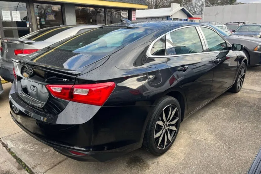 2017 Chevrolet Malibu 1LT photo 1