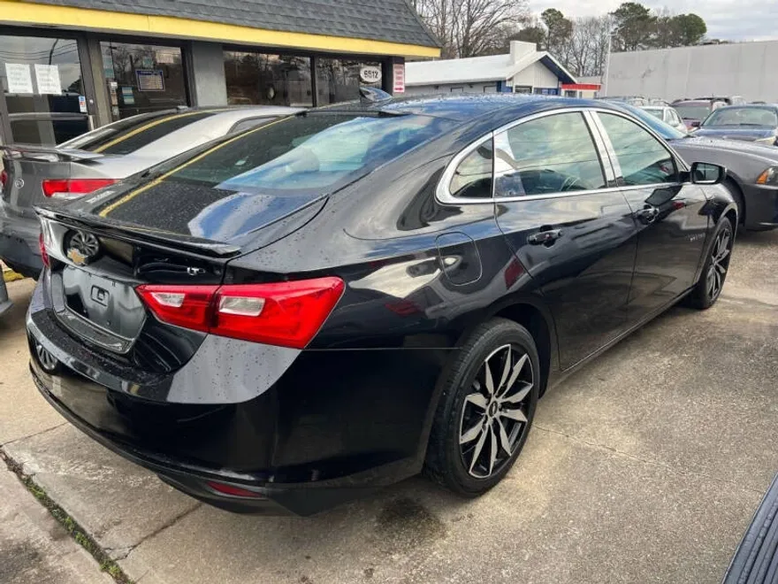 2017 Chevrolet Malibu 1LT photo 1