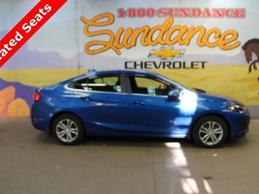 2019 Chevrolet Cruze LT photo 1