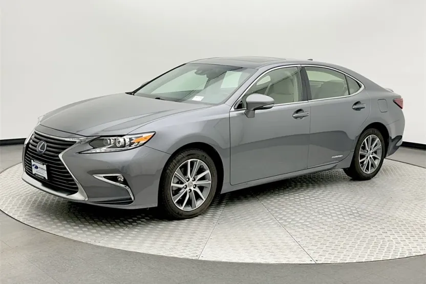 2017 Lexus ES 300h photo 1