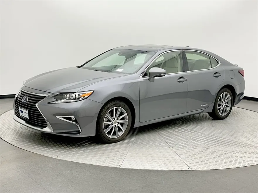 2017 Lexus ES 300h photo 1