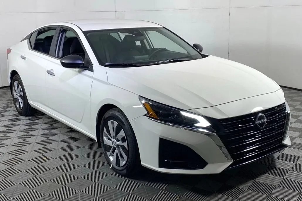 2025 Nissan Altima S photo 1